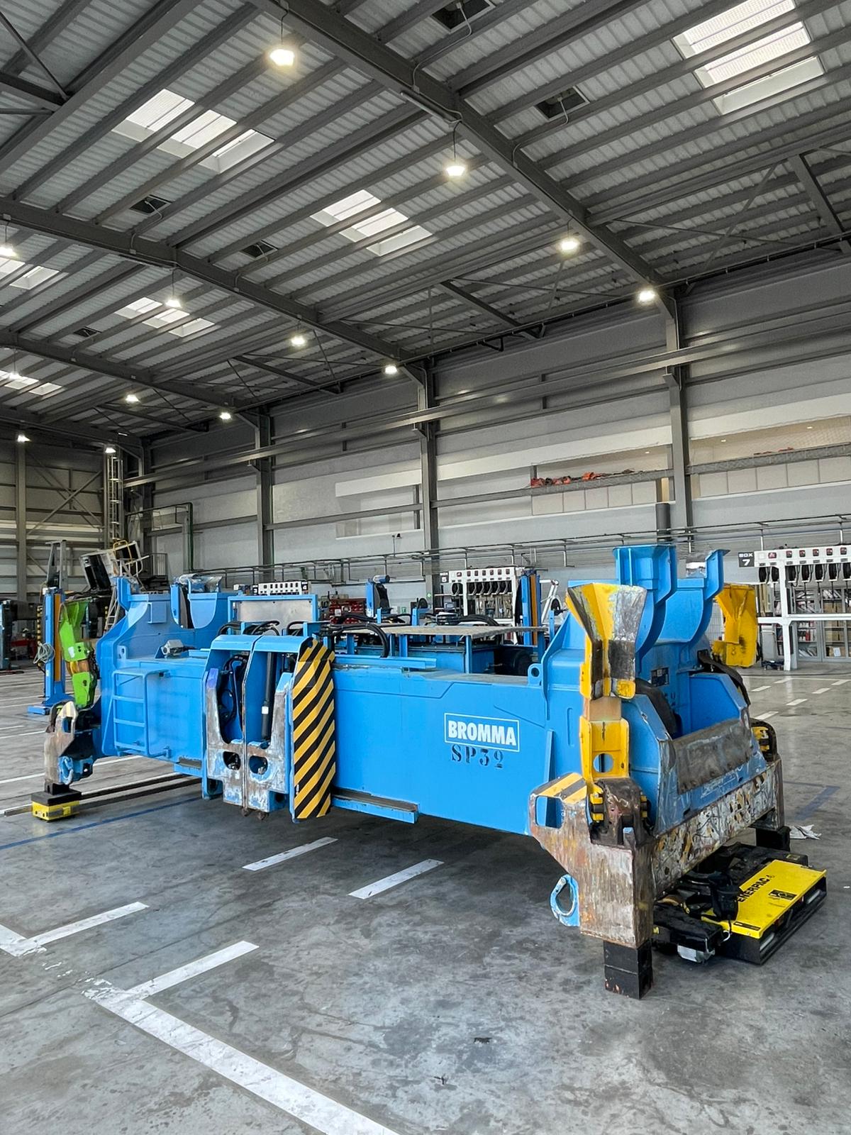 Enerpac E-mover streamlines container spreader maintenance for APM Terminals Spanish Gateways